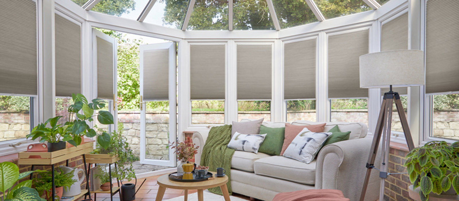 Conservatory With No Roof Blinds But Has Side Blinds (1)